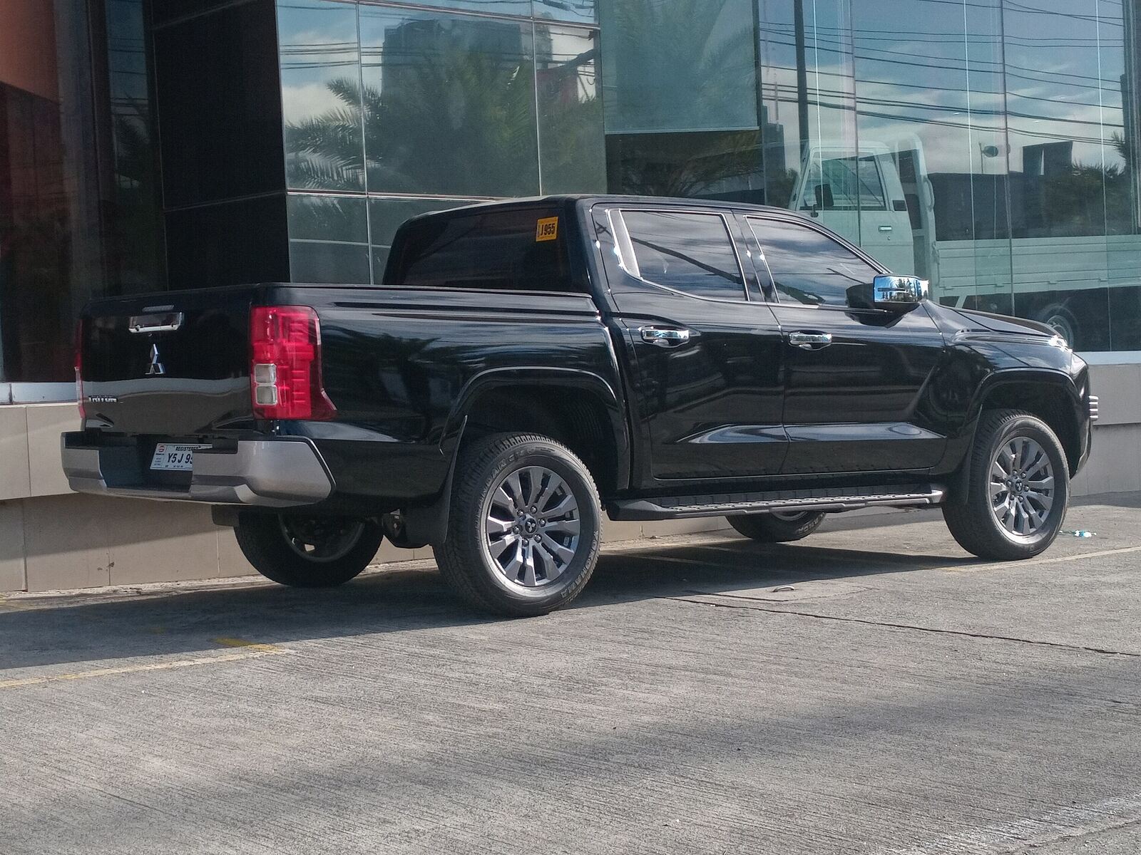 Mitsubishi Triton dual-cab ute — the kind of vehicle MasDeck services every day